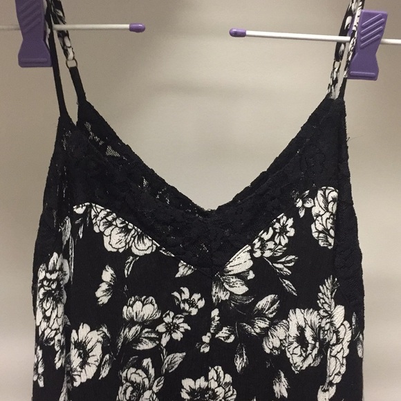 Loose black floral dress with lace detailing - Picture 3 of 4